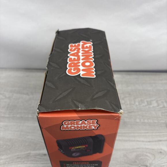 Grease Monkey 300psi 12V Portable Air Compressor - Picture 5 of 12